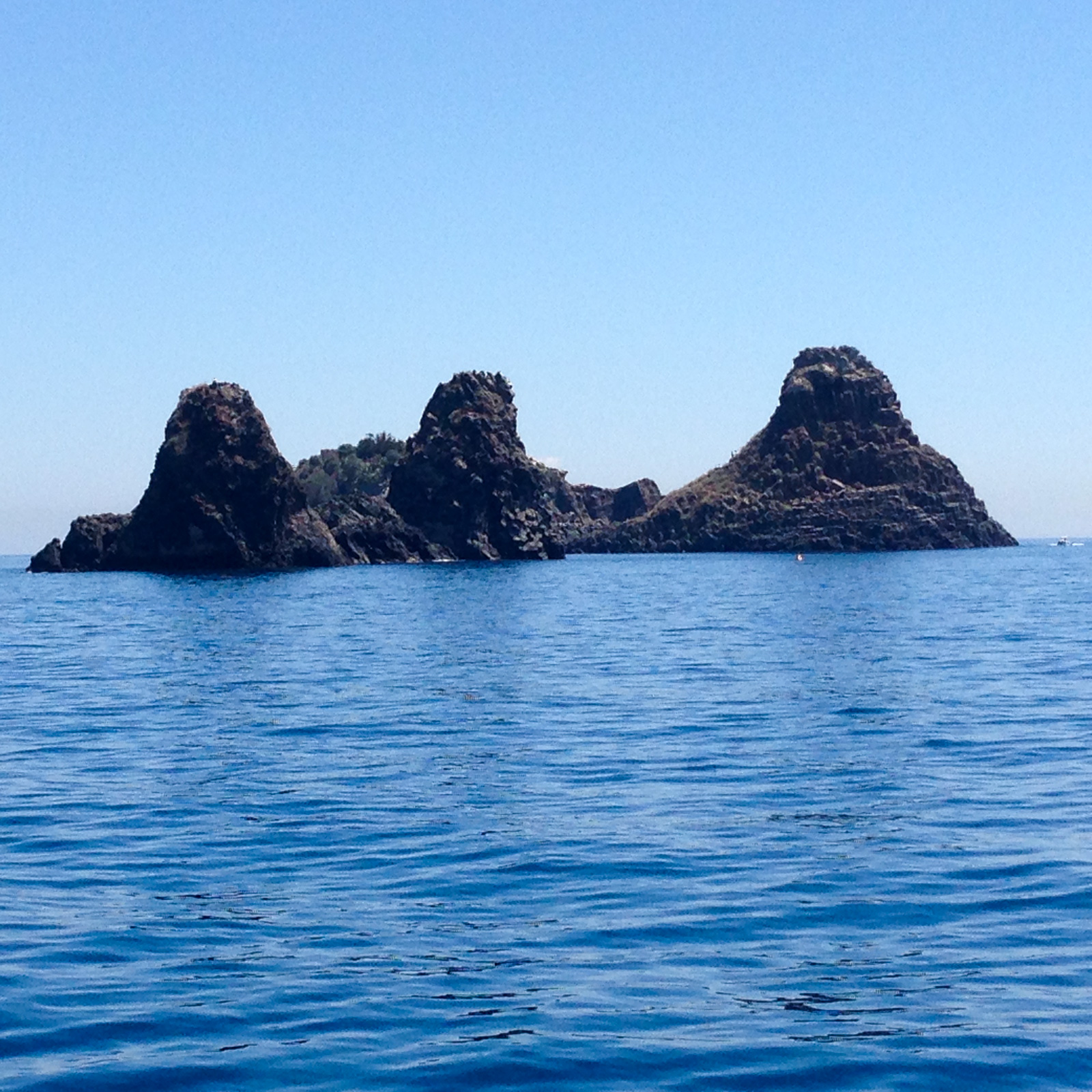 Catania day trip: sailing to Aci Trezza in search of the cyclops